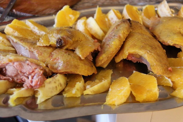 Les canettes dans leur plat d'oranges