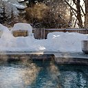 La belles piscine extérieure offre une splendide vue sur le Mont d'Arbois