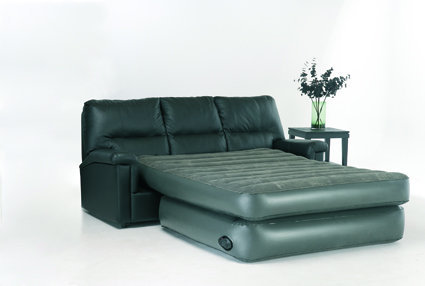 Leader canadien des fauteuils et canapés de haute relaxation, Elran propose en option sur certains modèles de sa gamme que le canapé se métamorphose en lit gonflable