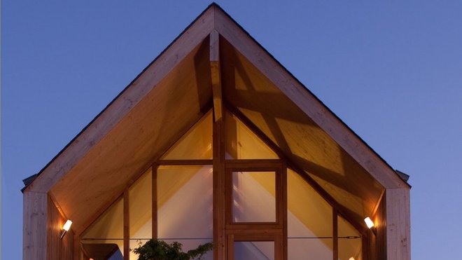 Pour épouser le terrain que l’on ne pouvait modifier, l’architecte a dessiné un sous-sol semi-enterré. Pour épouser le terrain que l’on ne pouvait modifier, l’architecte a dessiné un sous-sol semi-enterré.