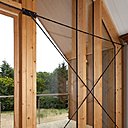 Le mur pignon porteur a nécessité le contreventement de la structure avec un croisillon en acier.