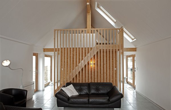 Côté pile, un salon orienté vers la nature avec des petites ouvertures latérales qui respectent l’intimité des voisins