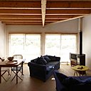 Le sol de la grande pièce à vivre est revêtu d’une dalle béton finition quartzée, laissée volontairement brute. Le sol de la grande pièce à vivre est revêtu d’une dalle béton finition quartzée, laissée volontairement brute.