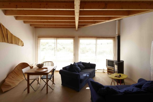 Le sol de la grande pièce à vivre est revêtu d’une dalle béton finition quartzée, laissée volontairement brute.