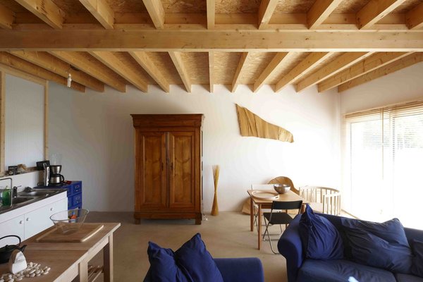 Une grande pièce à vivre, épurée et zen, dans cette maison sans fioriture construite en ossature bois (15 mm) de sapin du Nord et sur-isolée en R 28.