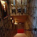 Escalier vers les salles de conférences