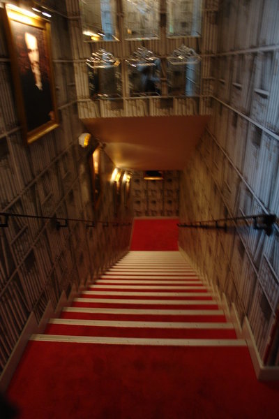 Escalier vers les salles de conférences