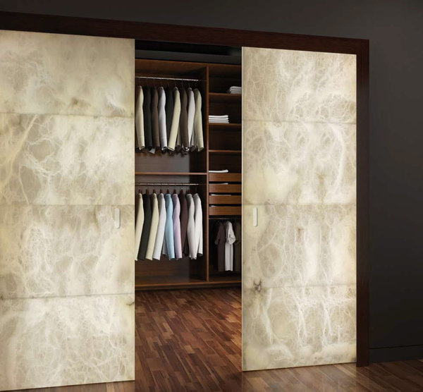Version dressing, les panneaux d'albâtre coulissent avec élégance pour venir masquer les étagères
