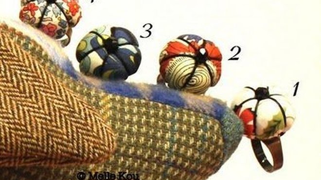 Les bagues fleurettes, raffinées et faciles à porter sont réalisées avec du tissu Liberty Les bagues fleurettes, raffinées et faciles à porter sont réalisées avec du tissu Liberty