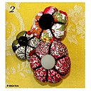 Pièces uniques, les broches sont réalisées à la main, décorées de boutons anciens avec une fermeture en métal.