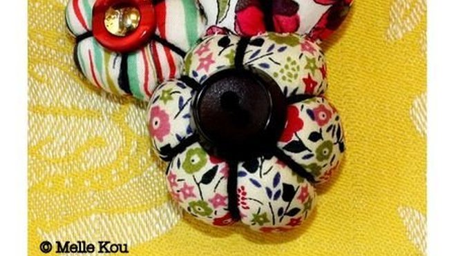 Les broches fleurettes sont fabriquées selon le même procédé et montées sur fermeture en métal. Les broches fleurettes sont fabriquées selon le même procédé et montées sur fermeture en métal.