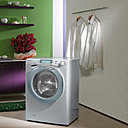 Sous le tambour de ce lave-linge se situe un générateur qui mélange préalablement l’eau et le détergent avant de les injecter au cœur du linge pour un nettoyage plus efficace à une température réduite. D’où de sustancielles économies. 8 kg. Classe A++. 1300 tours/minute. 500 €. Evo 1383D2W. Candy.