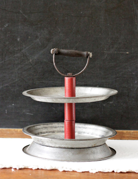 L'objet est parfaitement stable, grâce à la tige filetée traversant les 3 plats.