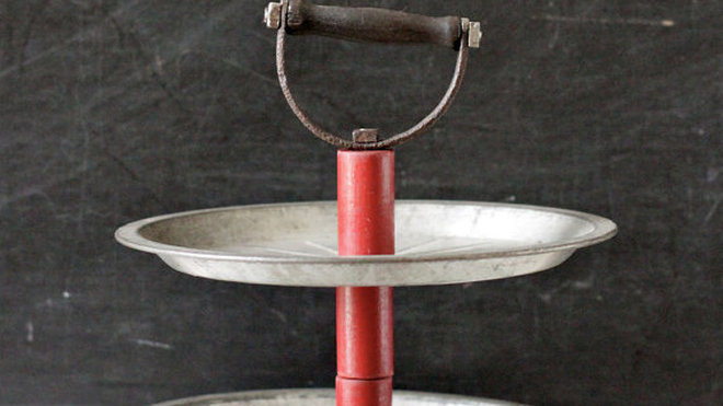 L'objet est parfaitement stable, grâce à la tige filetée traversant les 3 plats.