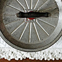 Sous le socle, un écrou ou tout autre élément pouvant maintenir la stabilité à l'objet.