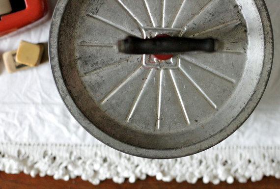 Sous le socle, un écrou ou tout autre élément pouvant maintenir la stabilité à l'objet.