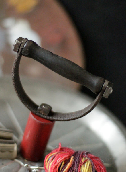 Poignée en bois récupérée sur un seau à charbon.