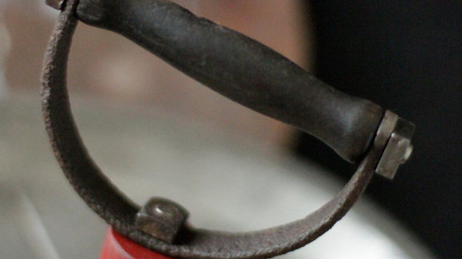 Poignée en bois récupérée sur un seau à charbon.