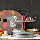 Un serviteur de table authentique, composé de 3 plats à tarte et d'une poignée.