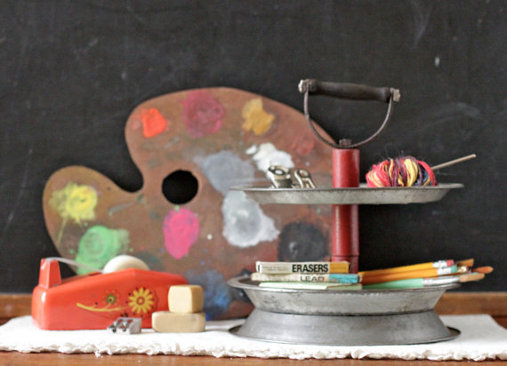 Un serviteur de table authentique, composé de 3 plats à tarte et d'une poignée.