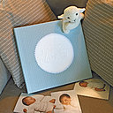 Pour commencer le recyclage très simplement, il suffit de couper un joli monogramme et de l'appliquer sur un album photo recouvert de tissu bleu et bordé d'un croquet.