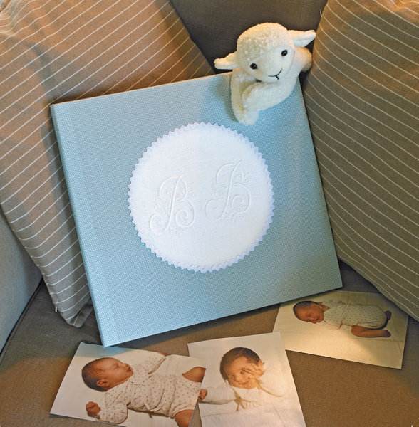 Pour commencer le recyclage très simplement, il suffit de couper un joli monogramme et de l'appliquer sur un album photo recouvert de tissu bleu et bordé d'un croquet.