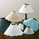 L'abat jour revu et corrigé par Sylvie Perrot-Humbert, de magnifiques monogrammes brodés et teints subtilement dans une harmonie de tons doux.