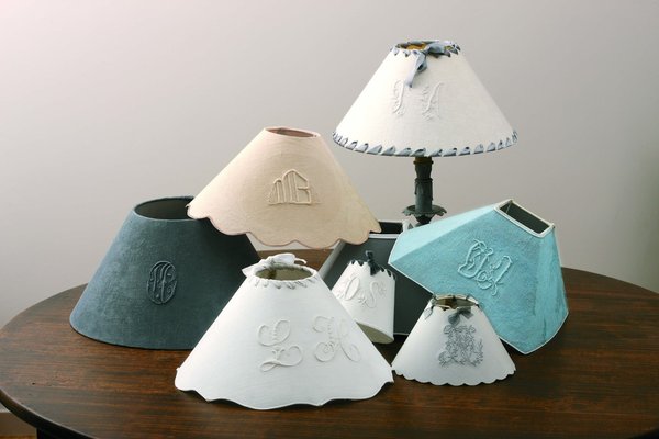 L'abat jour revu et corrigé par Sylvie Perrot-Humbert, de magnifiques monogrammes brodés et teints subtilement dans une harmonie de tons doux.