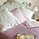 Une housse de couette aux tons de rose ancienne, réalisée dans des draps anciens.