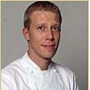 Formé chez Gordon Ramsay, le chef polonais Konrad Ceglowski orchestre les fourneaux