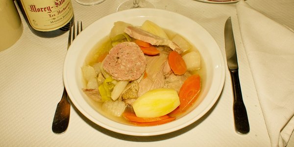 Plat mythique, la fameuse poule au pot imposée par le bon roi Henri IV figure comme il se doit au menu.