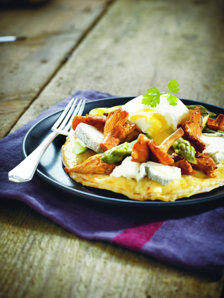 Délicatement posées sur une tarte fine, les girolles et les asperges se voient relevées de fromage de chèvre du Val de Loire.