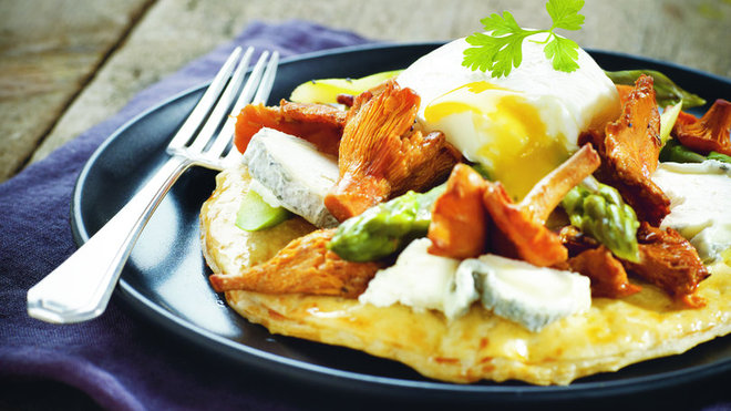 Délicatement posées sur une tarte fine, les girolles et les asperges se voient relevées de fromage de chèvre du Val de Loire. Délicatement posées sur une tarte fine, les girolles et les asperges se voient relevées de fromage de chèvre du Val de Loire.