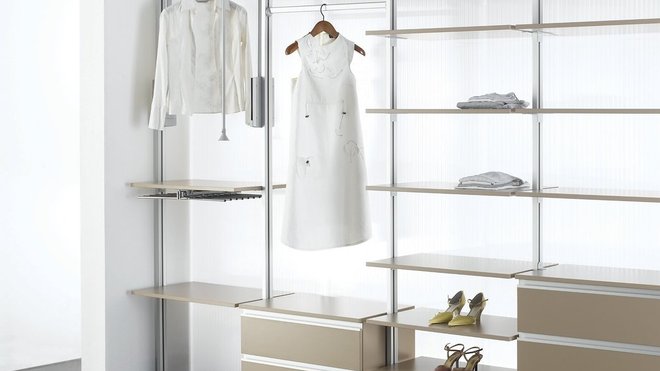 Ce rangement se compose de montants aluminium, de tablettes tons bois ou verre et de blocs tiroirs. Dressing Linealu. Coulidoor. www.coulidoor.fr