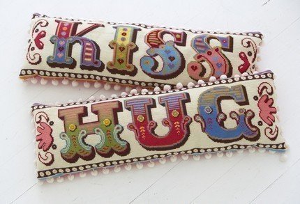 Kiss and Hug, 2 coussins à broder au point de croix, sur canevas avec des laines à tapisserie  Appleton Brothers.
 Dimensions : 91x31 cm