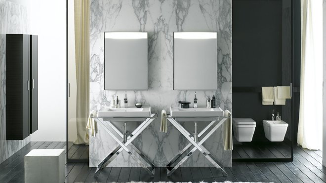 Originale, la vasque posée sur une structure métallique en X, façon table pliante, avec des barres porte-serviettes sur les côtés. L 86 x P 51 x H 80 cm. 1120 €. Le lavabo plan de 120 cm : 580 €. Carat. Allia. Originale, la vasque posée sur une structure métallique en X, façon table pliante, avec des barres porte-serviettes sur les côtés. L 86 x P 51 x H 80 cm. 1120 €. Le lavabo plan de 120 cm : 580 €. Carat. Allia.