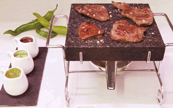 Sublime sélection d'excellentes viandes, Bang propose aussi sa fameuse "paraillade", une plancha de pierre de lave où chacun fait griller ses morceaux. Un pur régal !