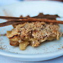 Soupçon de cannelle pour un délicieux crumble aux pommes, comme si vous l'aviez fait vous-même !