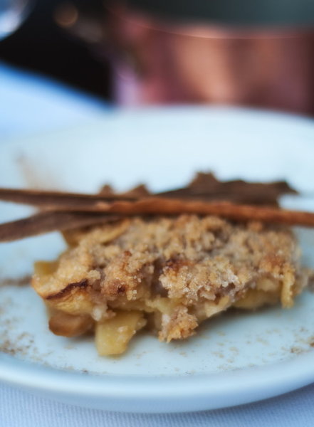Soupçon de cannelle pour un délicieux crumble aux pommes, comme si vous l'aviez fait vous-même !