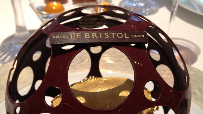 Dessert de Laurent Jeannin : précieux chocolat "Nyangbo", fine tuile croustillante et sorbet doré à l'or fin