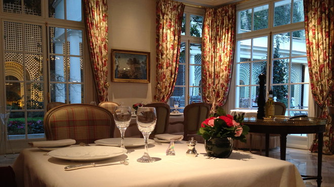 L'élégante salle du restaurant "Epicure" imaginée par Maja Oetker, la propriétaire de l’hôtel, et le célèbre décorateur Pierre-Yves Rochon