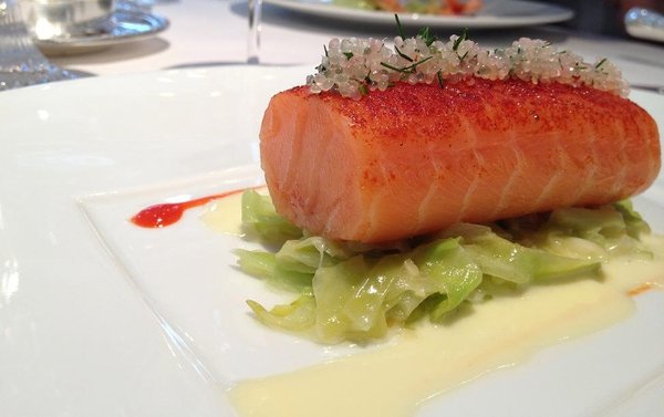 Le chef Eric Fréchon sublime les saveurs avec des produits de choix magnifiés. Le saumon de Cherbourg est relevé d'épices Tandoori et repose sur un embeurré de chou vert