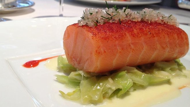 Le chef Eric Fréchon sublime les saveurs avec des produits de choix magnifiés. Le saumon de Cherbourg est relevé d'épices Tandoori et repose sur un embeurré de chou vert