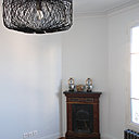 Dans une des chambres, le poêle ancien conservé est désormais mis en valeur par la nouvelle décoration épurée.