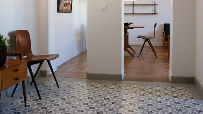 Agrandie et reproportionnée, l'entrée donne le ton au nouveau visage de l'appartement.