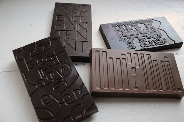 Dalles de chocolat noir et au lait au décor typographié