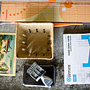 Le matériel nécessaire se compose d'une cagette à fruits, de fiches cartonnées, d'un tampon dateur, de cartes postales et d'un massicot.