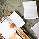 Découpez les fiches cartonnées à la même dimension au massicot.