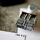 Imprimez les mois et les jours sur chaque fiche avec le tampon dateur.