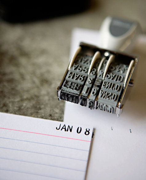 Imprimez les mois et les jours sur chaque fiche avec le tampon dateur.